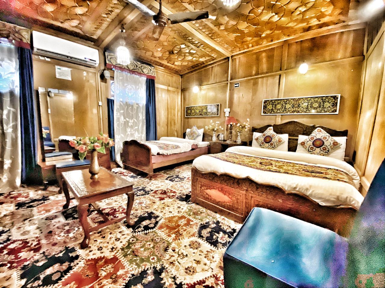 houseboat in dal lake